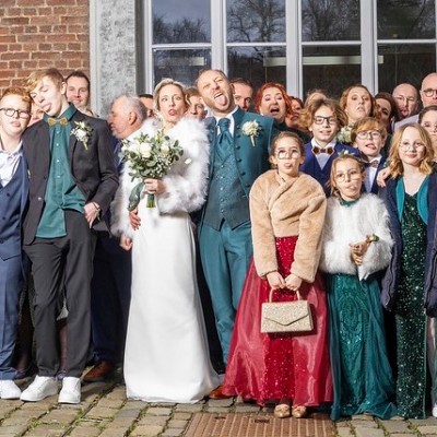 photographe mariage groupe d'invités après la cérémonie de mariage