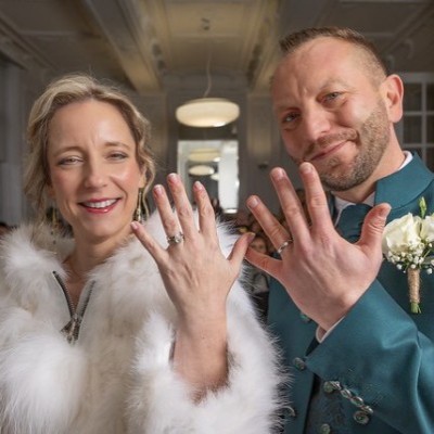 photographe mariage couple de mariés montrant leurs alliances