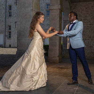 photographe mariage portrait extérieur couple de mariés dans une cours de château