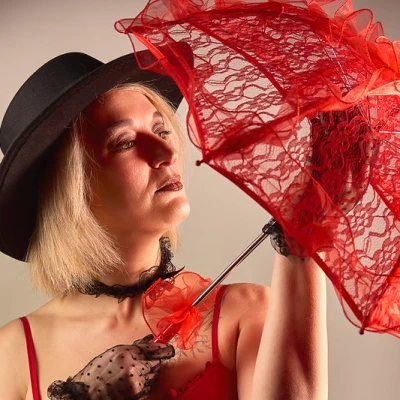 photographe studio portrait modèle féminin en robe et ombrelle rouge