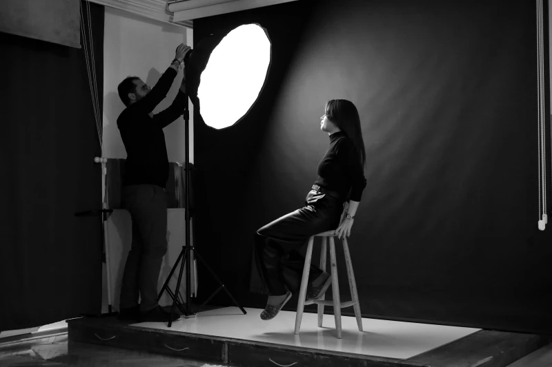 photographe studio réglage éclairage sur modèle femme