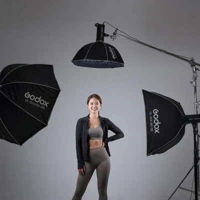 photographe studio réglage éclairage professionnel sur modèle femme