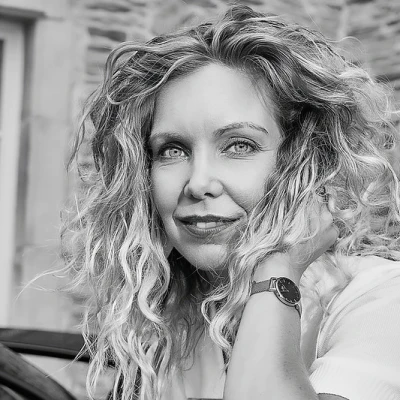 photographe portrait extérieur femme blonde noir et blanc