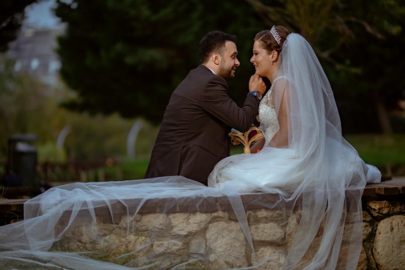 photographe mariage extérieur couple marié romantique assis sur un muret