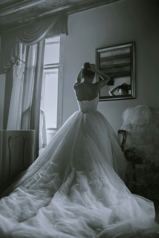 photographe mariage mariée en robe blanche se prépare