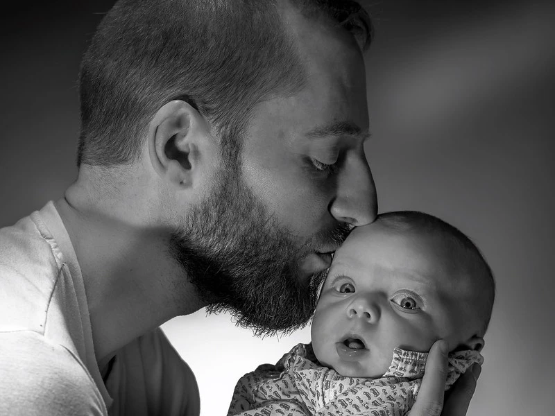 photographe studio portrait un père et son enfant noir et blanc