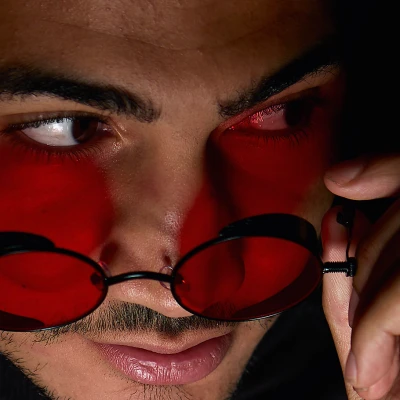 photographe studio portrait homme lunettes rouges