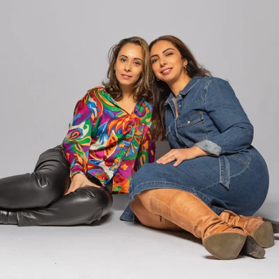 photographe studio portrait couple de femmes assise au sol